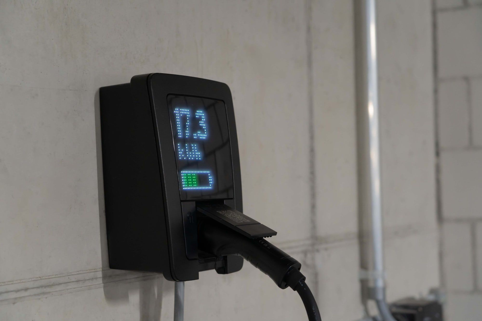 Borne de recharge domestique, 17,3 kWh affichés sur son écran